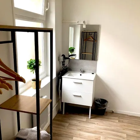 Capstay & Netflix מלון קפסולה Famars