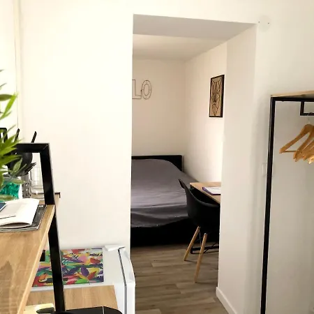 Capstay & Netflix מלון קפסולה Famars