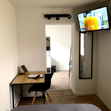 Capstay & Netflix מלון קפסולה Famars