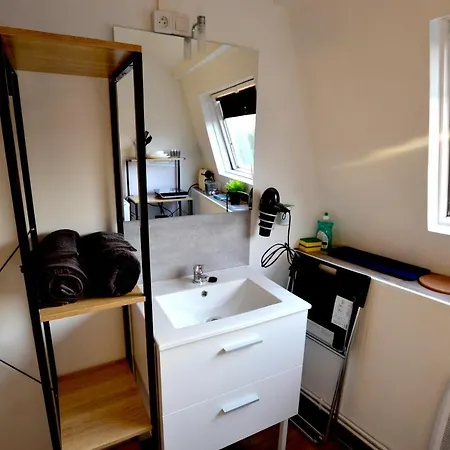 מלון קפסולה Capstay & Netflix Famars