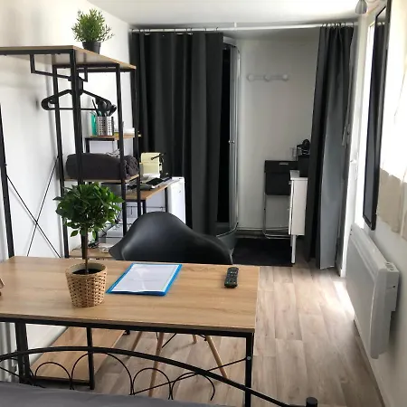 Capstay & Netflix מלון קפסולה Famars